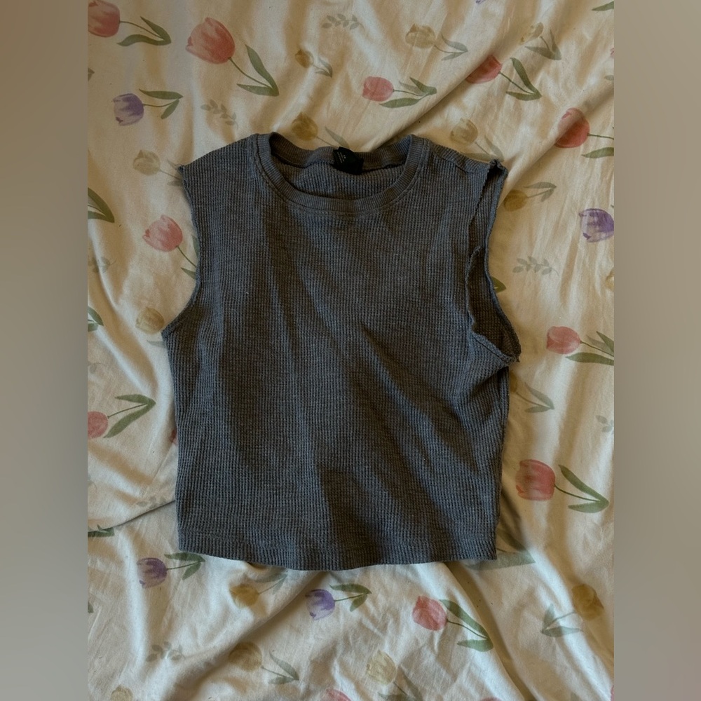 grey sleeveless cropped tee